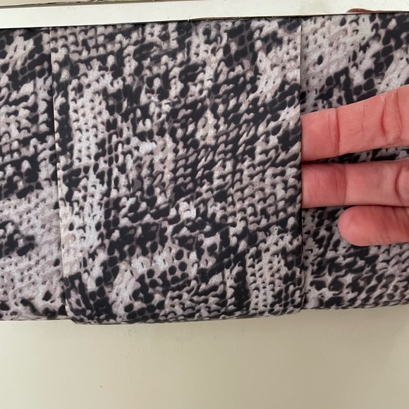 4/25$ Le Chateau Gray Silver snakeskin design Crossbody Bag or Clutch. - Picture 6 of 9